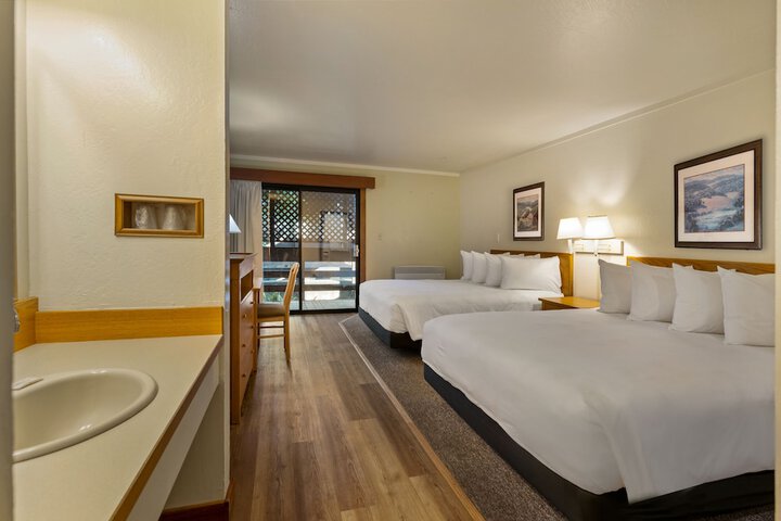 2 Queen Beds Balcony Ground Floor (15 of 30)