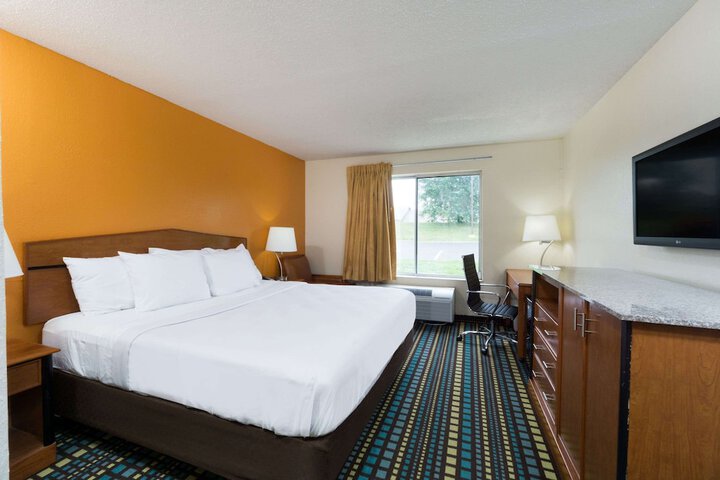 1 King Bed (17 of 19)