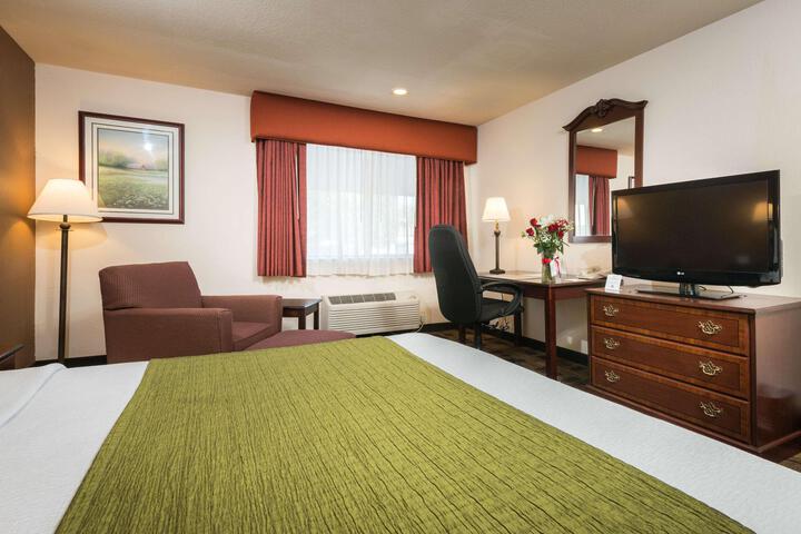 1 King Bed Microwave and Refrigerator WiFi Full Breakfast (13 of 18)