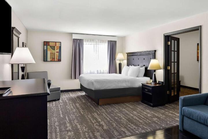 1 King Bed Pet Friendly Room, Microwave and Refrigerator WiFi Full Breakfast (3 of 4)