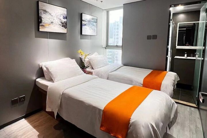 Room 4 of 16