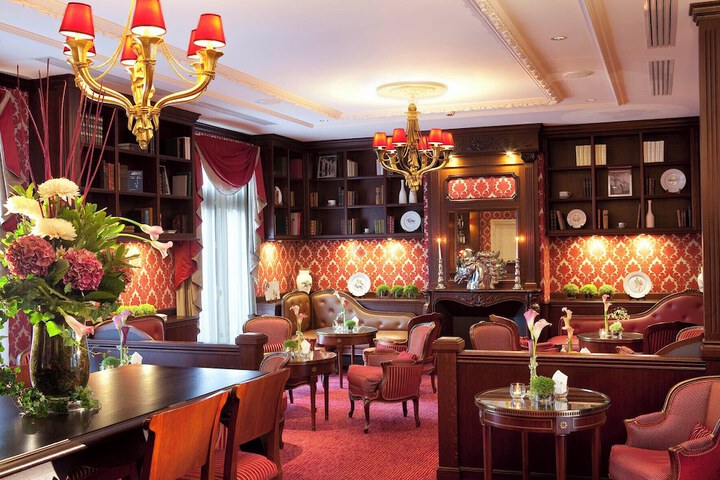Lounge 47 of 60