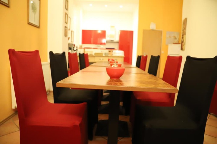 Dining 16 of 18