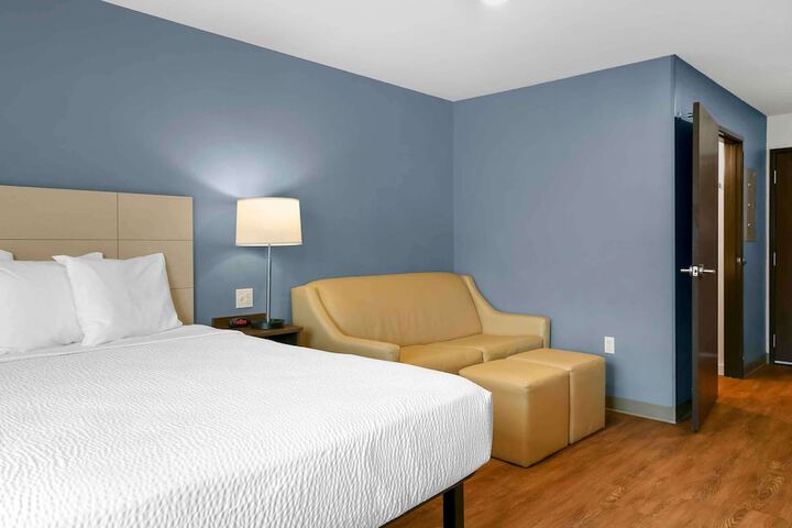 Studio Queen Bed (2 of 13)