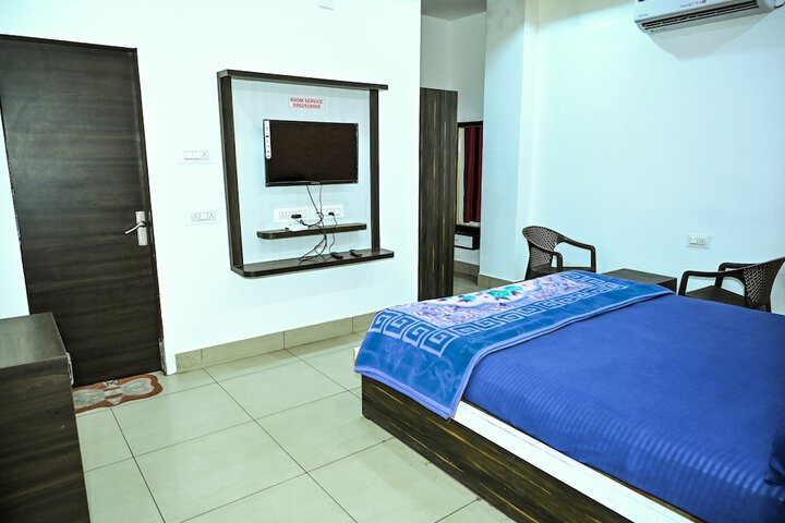Room 5 of 8