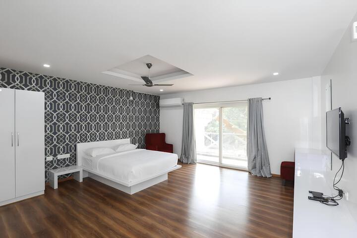Room 5 of 12