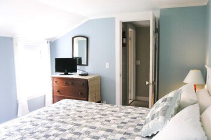 Room 11 of 16