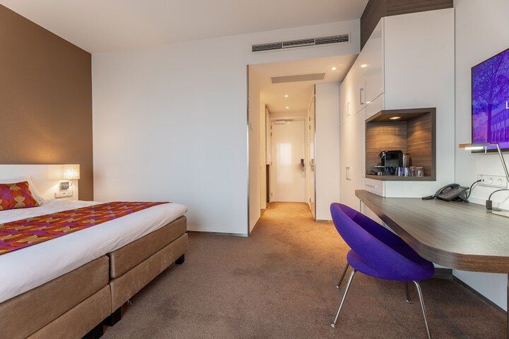 Room 3 of 40