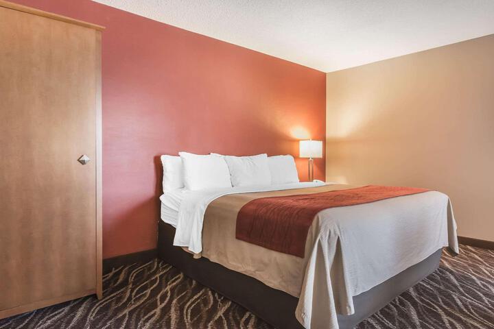 1 King Bed (4 of 14)