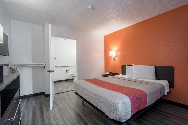 1 Queen Bed (4 of 12)