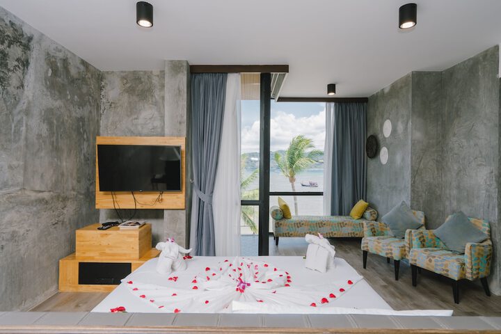 Room 100 of 196