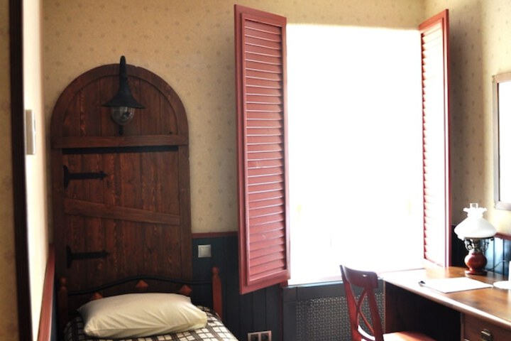Room 8 of 25