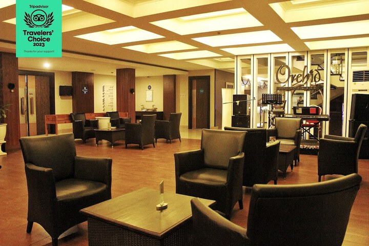 Lounge 19 of 22