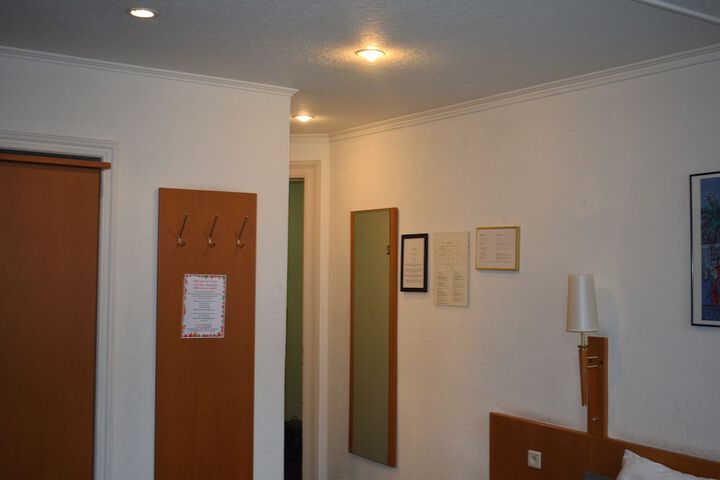 Room 9 of 40