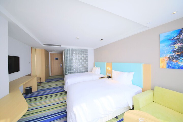 Room 4 of 73