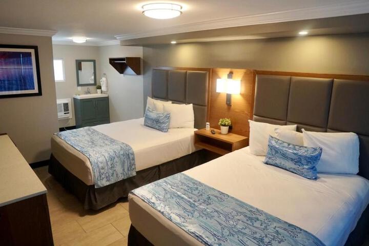 2 Queen Beds (3 of 9)