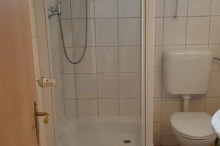 Room 6 of 10