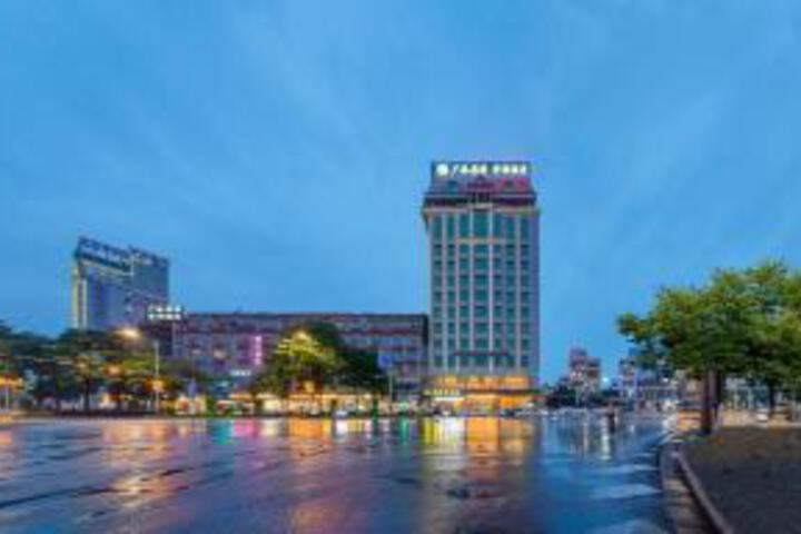 West Tour Fairy Tale Hotel (Guiping Xishan Scenic Area)