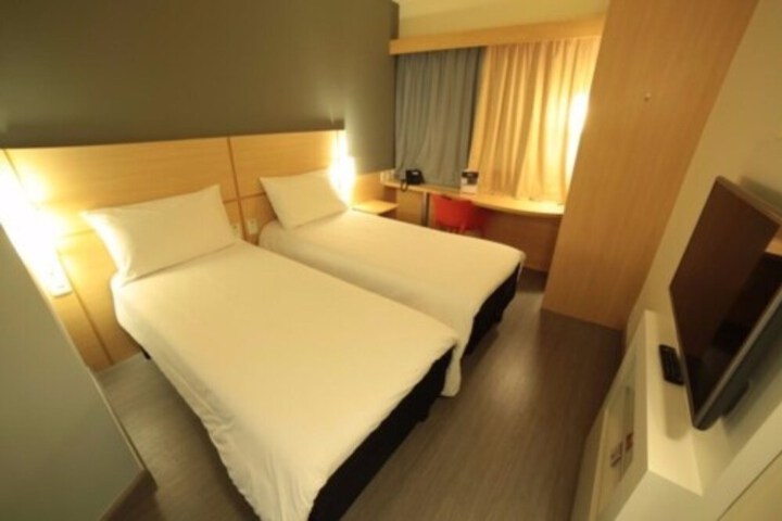 Room 8 of 26
