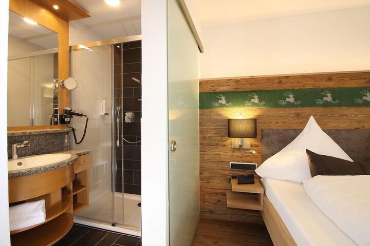 Room 3 of 43