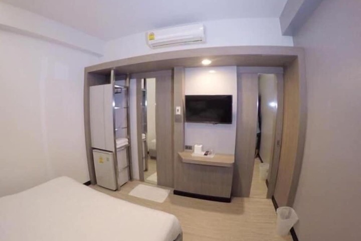 Room 4 of 28