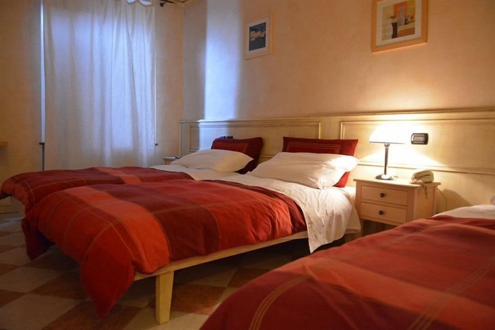 Room 21 of 76