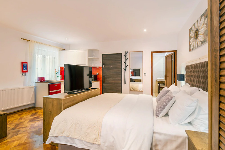 Room 6 of 10
