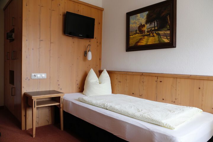 Room 2 of 62