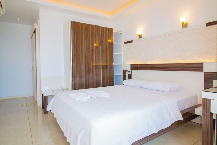 Room 28 of 68