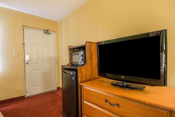 1 Queen Bed (1 of 13)