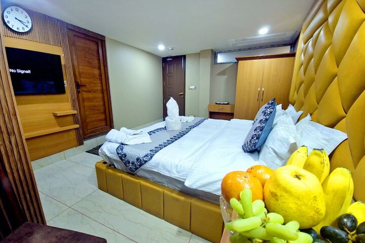 Room 4 of 6