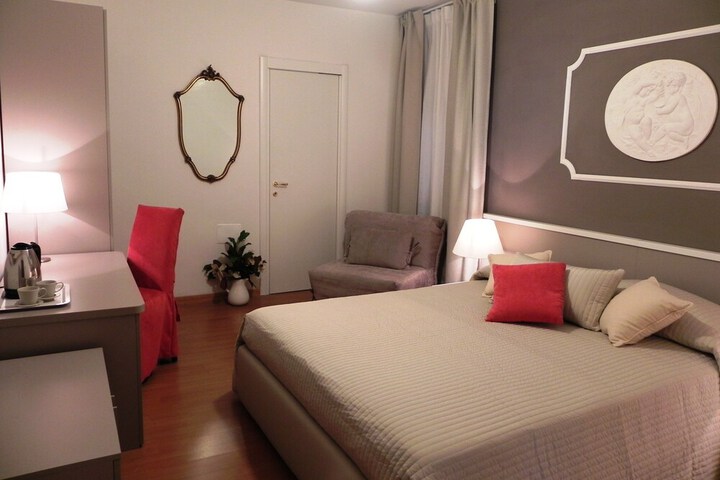 Room 5 of 18