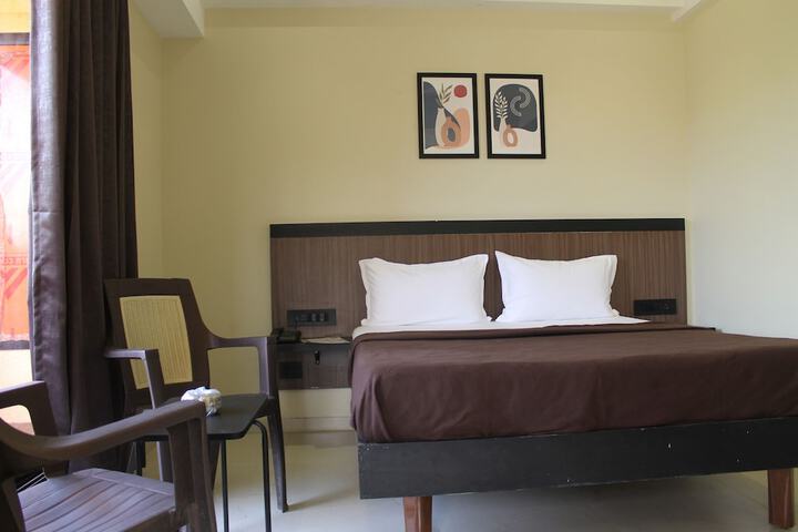 Room 4 of 18