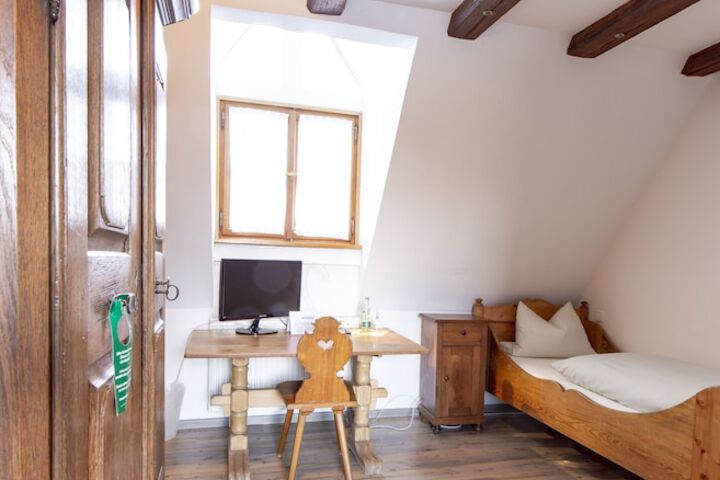 Room 4 of 38