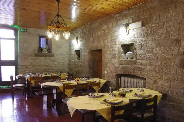Dining 16 of 17