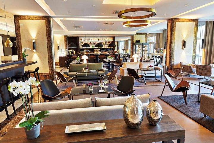 Lounge 45 of 62