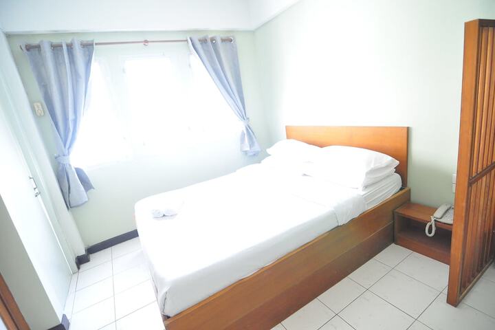 Room 6 of 9