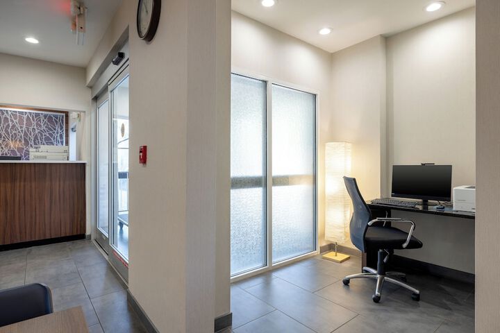 Business Center 34 of 36