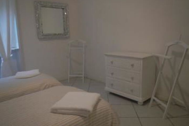 Room 9 of 16