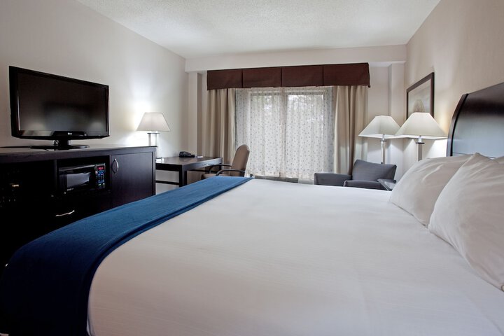 1 King Bed (2 of 11)