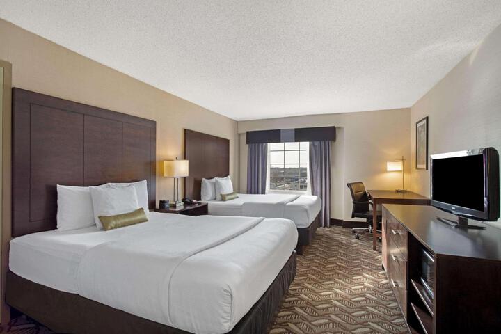 1 Queen Bed Mobility Accessible City View (5 of 6)