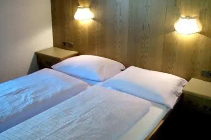 Room 4 of 12