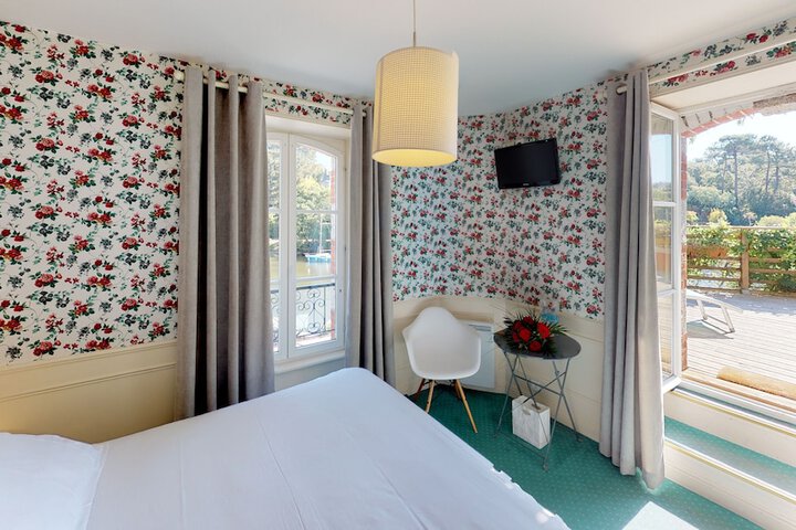 Room 8 of 34