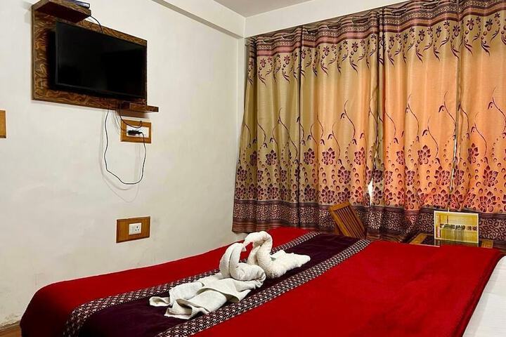Room 3 of 37