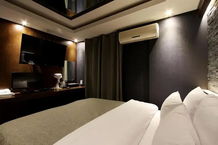 Room 8 of 10