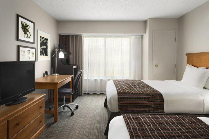 1 Queen Bed (5 of 6)