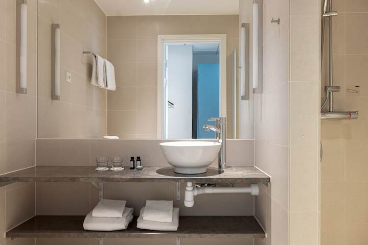 Room 42 of 68