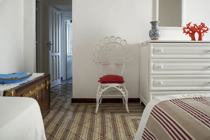 Room 6 of 50