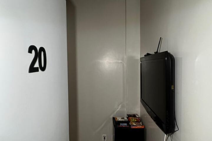 Room 33 of 80
