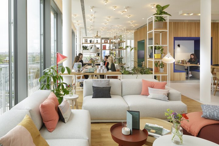 Lounge 50 of 72